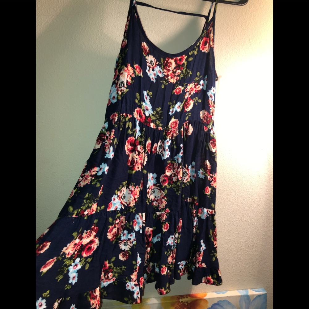 Super cute flowey dress, never worn!!!! Brand new!